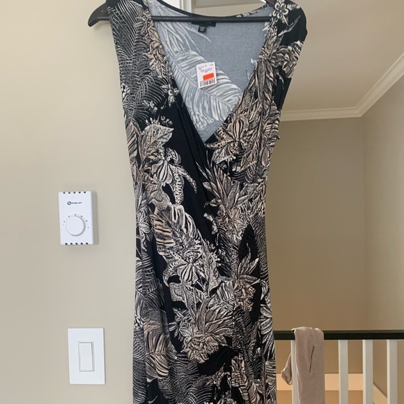 Le Chateau wrap dress - Picture 2 of 3